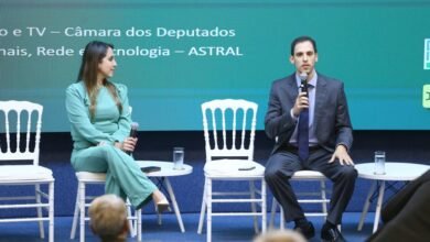 Maíra Bittencourt e Carlos Neiva durante seminário sobre a TV 3.0